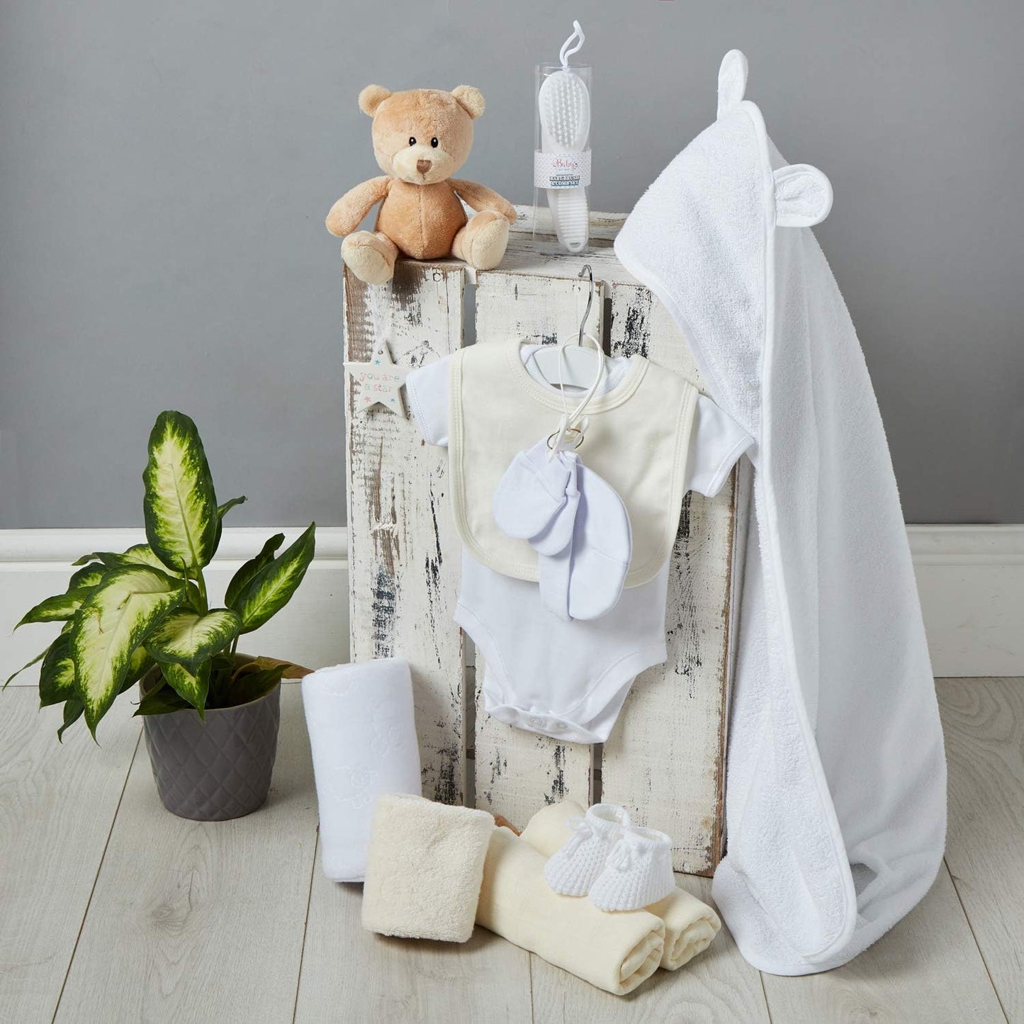Cesta para Bebê Menino – Conjunto de 17 peças para recém-nascido com pelúcia | Ideal para chás de bebê, revelação de gênero e presente de batizado