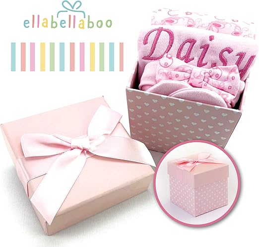 ellabellaboo Presentes personalizados para bebês da – A pequena caixa de presente contém 1 babador personalizado. Outras roupas essenciais para bebês incluem um body, um chapéu e luvas anti-arranhões.