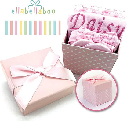 ellabellaboo Presentes personalizados para bebês da – A pequena caixa de presente contém 1 babador personalizado. Outras roupas essenciais para bebês incluem um body, um chapéu e luvas anti-arranhões.