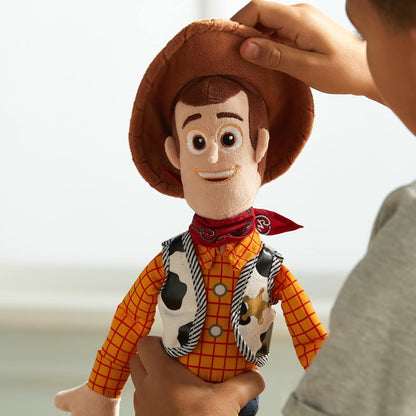 Disney Brinquedo de Pelúcia Woody Oficial da Store, Toy Story, 47 cm/18”, Personagem de Pelúcia Macio e Aconchegante, Cowboy Clássico com Traje Icônico, Detalhes Bordados e Acabamento com Toque Suave