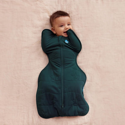 Love To Dream™ Swaddle UP™, Tamanho Pequeno (3,5-6 kg) - Verde Floresta, Ajuste Perfeito, Favorece uma Rotina de Sono Saudável, 3,5 Tog para Temperaturas Frias (14-16°C), Algodão Elástico Acolchoado Lavável à Máquina,