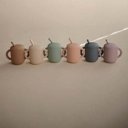 Mushie Copo de Treinamento em Silicone com Canudo | Copo de Transição para Bebês a partir de 6 Meses | Capacidade: 175 mL | Tampa Removível | Material: Silicone de Grau Alimentício | Pode ser lavado na lava-louças e usado no micro-ondas (Rosa Claro)