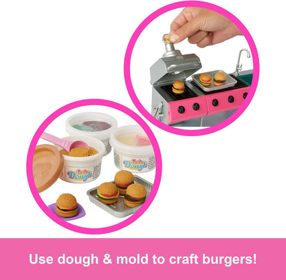 Barbie Conjunto de brinquedos Dream Camper com barraca de teto, cadeira de balanço, lago para pescar, churrasqueira com função de mudança de cor e mais de 60 acessórios, incluindo massinha de modelar, HRJ78