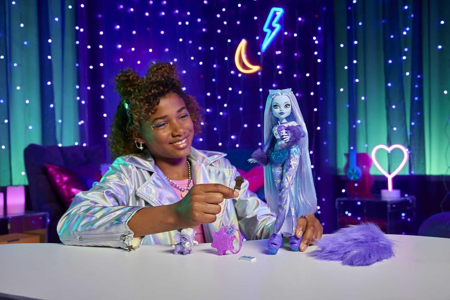 Monster High Boneca Abbey Bominable Yeti Fashion com Mamute de Estimação e Acessórios Temáticos, HNF64