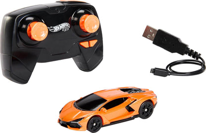 Hot Wheels Carrinho de brinquedo RC, Lamborghini Revuelto com controle remoto na escala 1:64, recarregável com cabo USB, corridas e manobras dentro e fora da pista com turbo boost, HWW55