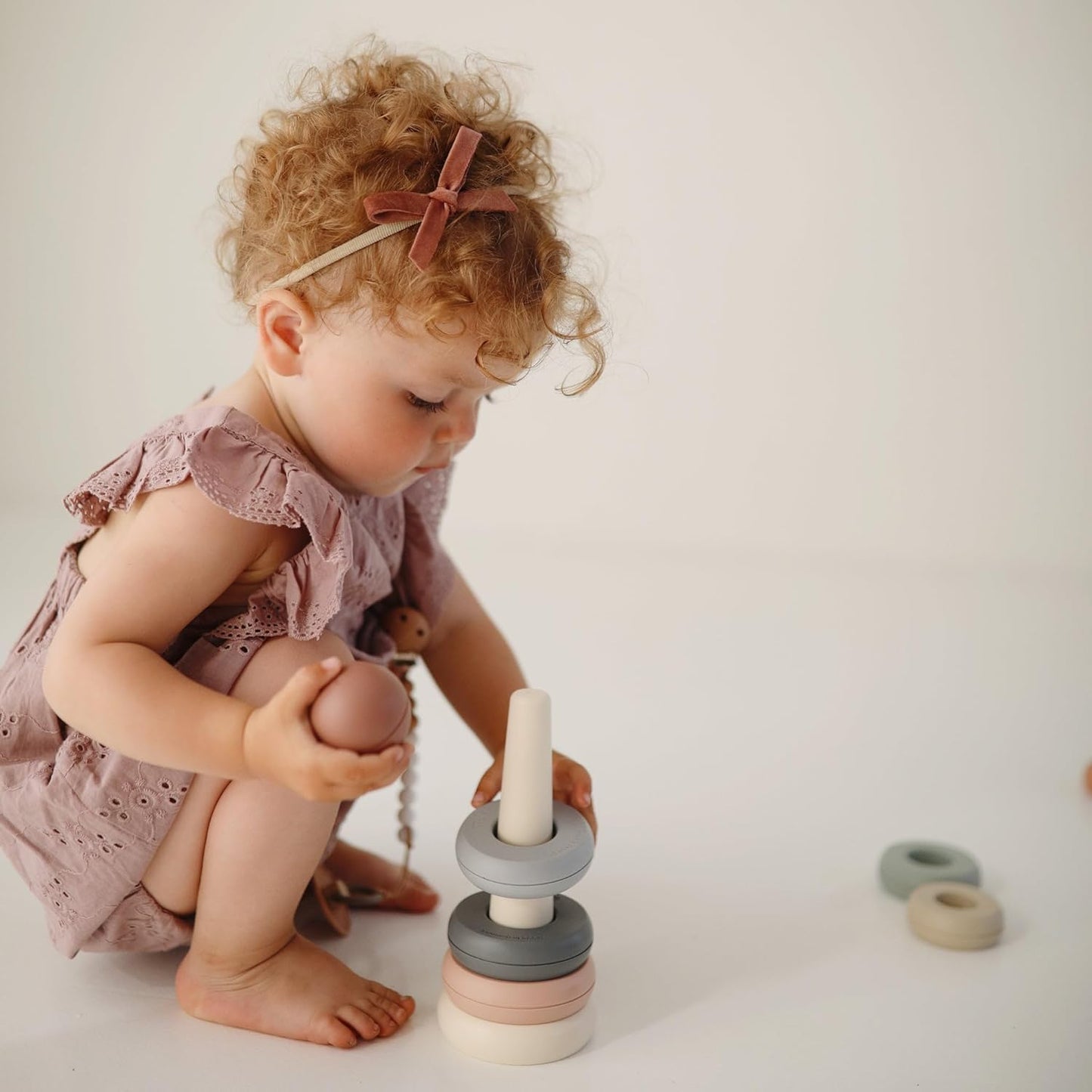 Mushie Brinquedo de Anéis Empilháveis | Torre de Anéis para Desenvolvimento Infantil a partir de 6 Meses | Auxilia no Desenvolvimento da Linguagem e da Coordenação Motora | Plástico 100% atóxico, livre de BPA e ftalatos |