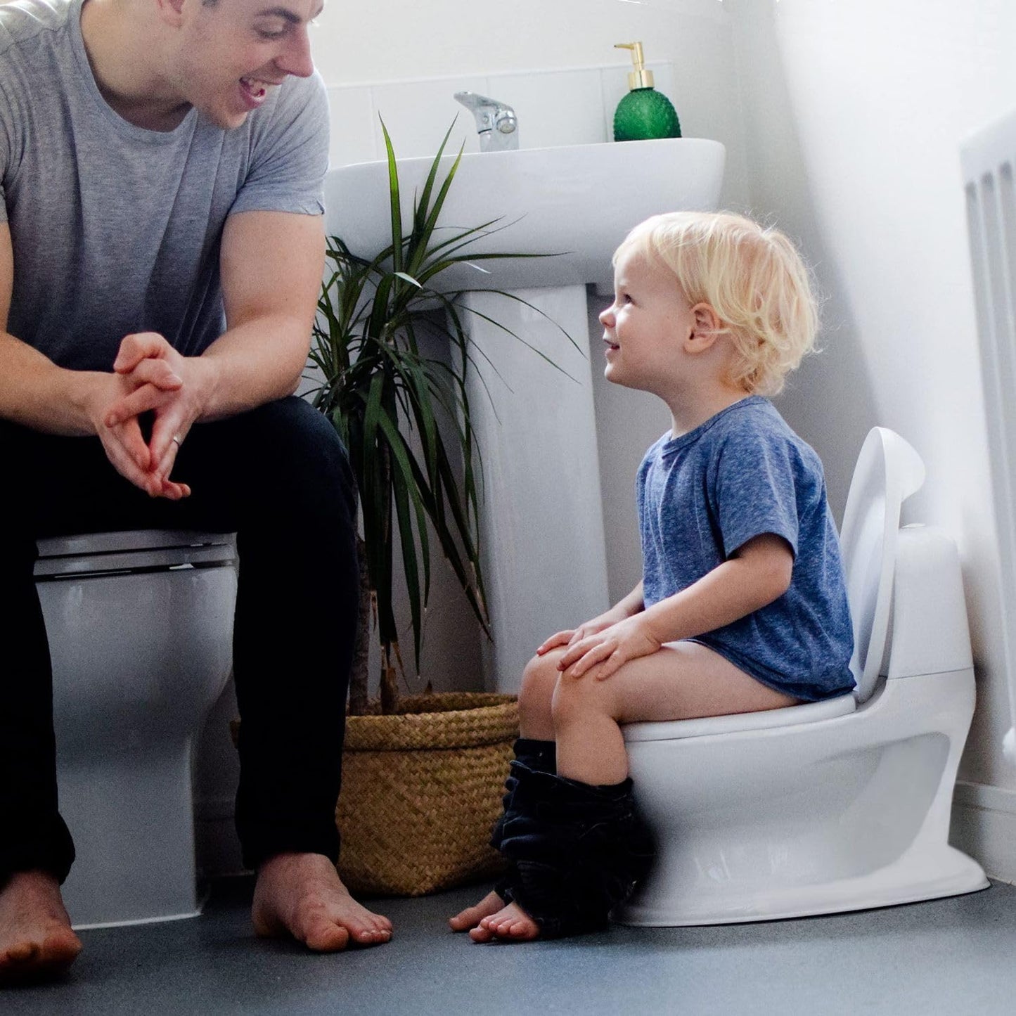 Nuby My Real Urinal Potty Training Toilet para meninos com botão de descarga realista e som para bebês e crianças, branco