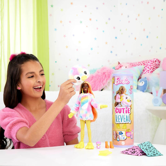 Muñeca Barbie Cutie Reveal y accesorios con disfraz de pingüino de peluche teñido y 10 sorpresas que incluyen cambio de color, serie Color Dream, HRK40