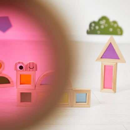 Janod - Blocos de Construção de Madeira - Jogo de Despertar Sensorial - 18 Blocos e 6 Cartões Modelo - Aprendendo Formas e Cores - Desenvolvendo Habilidades Motoras Finas - Madeira