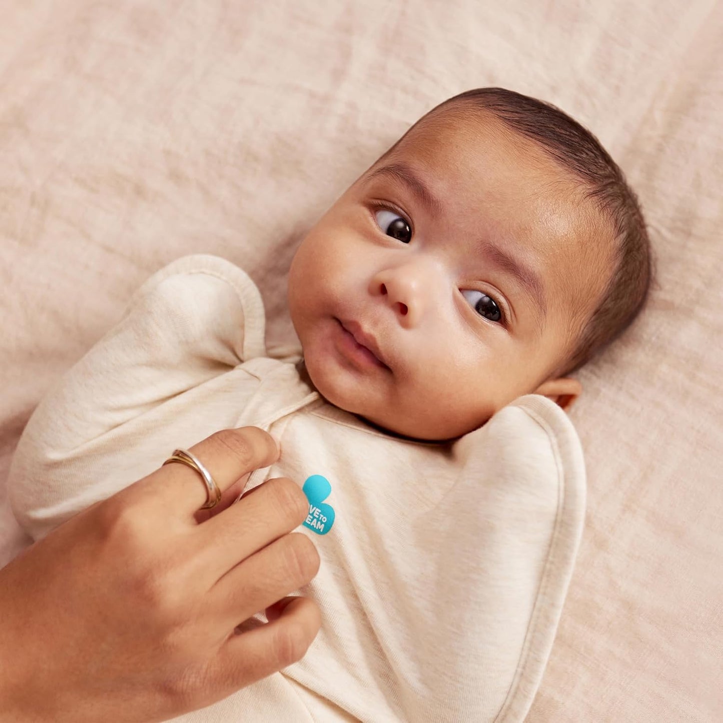 Love To Dream™ Swaddle UP™, Tamanho Pequeno (3,5-6 kg) - Cor Aveia, Ajuste Perfeito, Favorece uma Rotina de Sono Saudável, 1,5 Tog para Temperaturas Amenas (18-22°C), Algodão Fleece Lavável à Máquina, 2 Zíperes para Facilitar a Troca de Fraldas