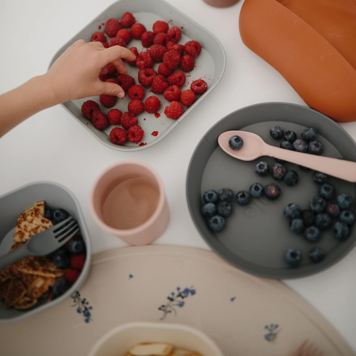 Mushie Tapete de silicone para crianças | Design antiderrapante | Material: Silicone de qualidade alimentar | Fácil de limpar e resistente a manchas | Livre de BPA e ftalatos (Flores Lilás)a