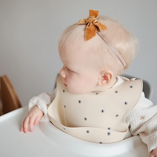 Mushie Babador de Silicone Baby | Babadores Impermeáveis com Ajuste Perfeito | Babadores Fáceis de Limpar para Alimentação do Bebê | 4 Tamanhos Ajustáveis com Bolsos Frontais Fundos | 100% Livre de BPA e Ftalatos