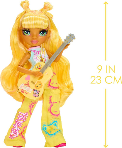 Rainbow High Junior High Rock Band - Sunny, Amarela - Boneca Fashion de 23cm com Guitarra, Personalizável com Adesivos, Articulada, Brinquedo Fofo para Crianças a partir de 4 Anos