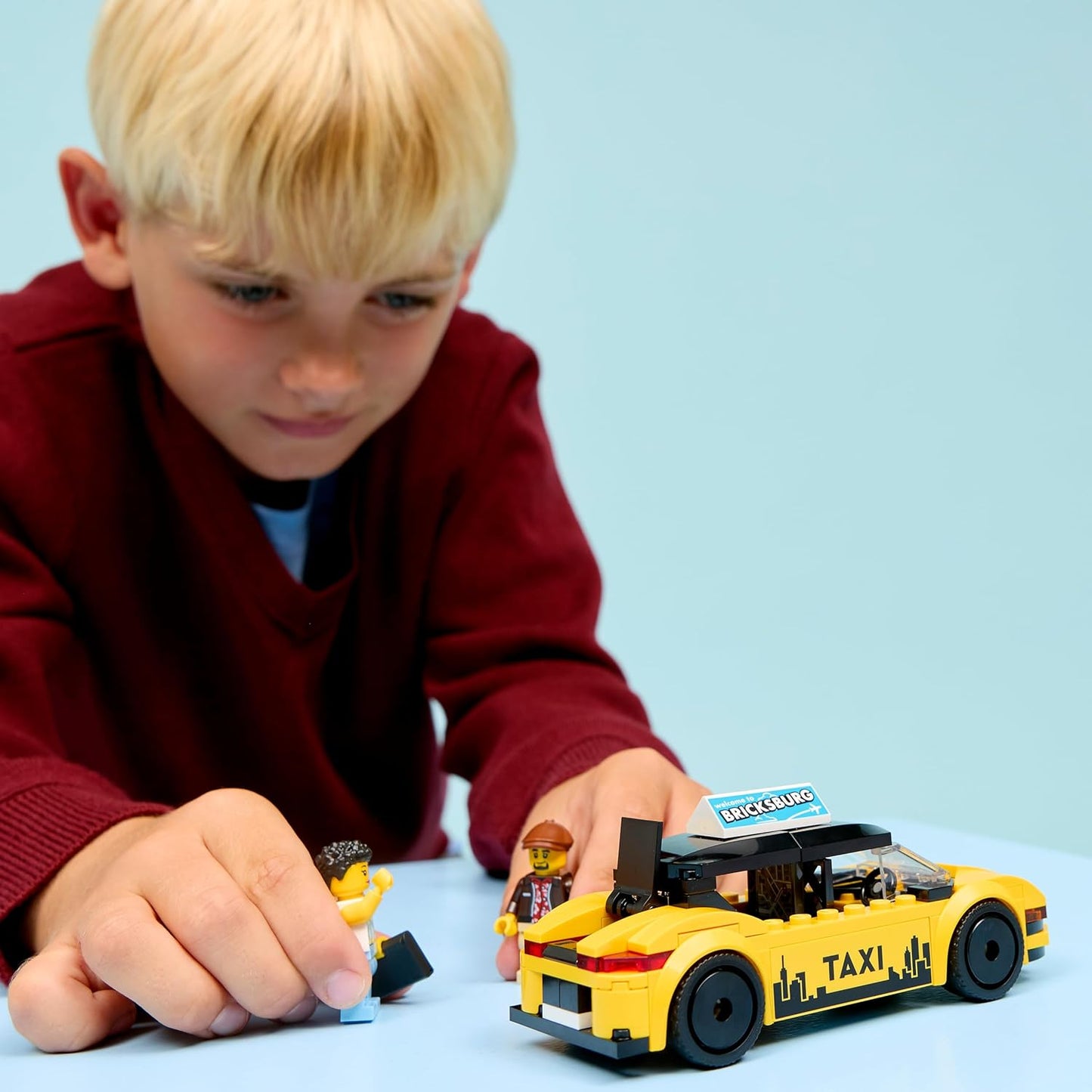 LEGO City Táxi Amarelo de Brinquedo - Kit de Modelo de Carro Elétrico com 2 Minifiguras e Teto Removível - Conjunto para Desenvolvimento da Coordenação Motora Fina - Pequena Ideia de Presente de Aniversário para Meninos a partir de 5 Anos - 60487