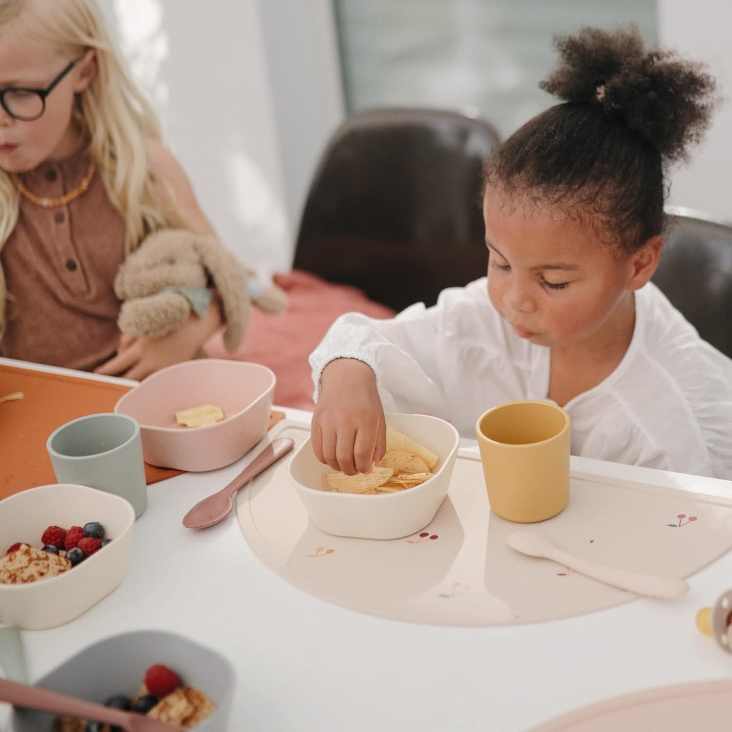 Mushie Tigelas para Jantar Infantil | Conjunto de 2 Tigelas Reutilizáveis Livres de BPA | Podem ser Lavadas na Lava-louças e Usadas no Micro-ondas | Fabricadas na Dinamarca | Quadradas (Marfim)