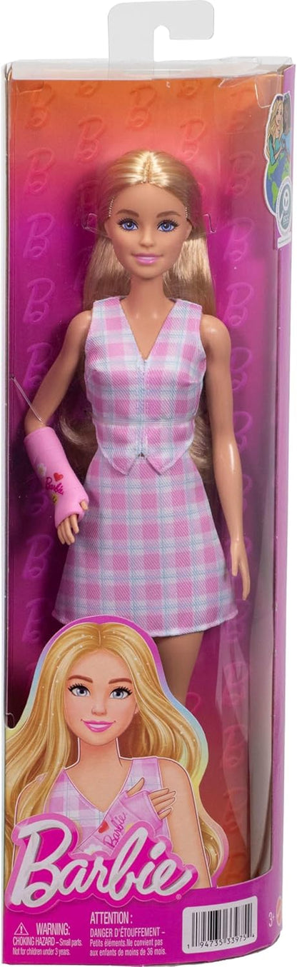 Barbie Boneca Fashionistas nº 243 com cabelo loiro e acessório de gesso rosa no braço, vestindo blusa e saia xadrez com mocassins rosa, JJN56