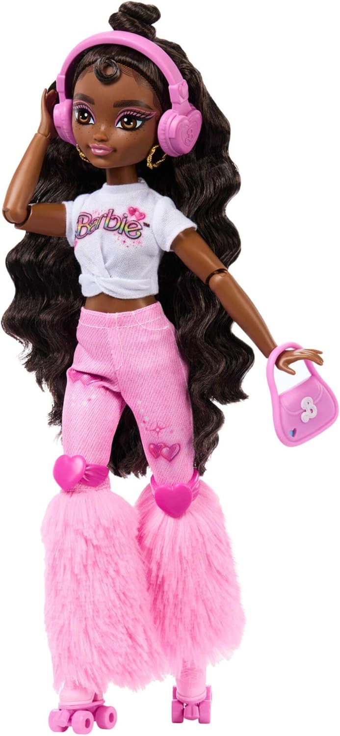 Barbie Dream Besties Boneca e Acessórios, Barbie “Brooklyn” Boneca Fashion Articulada de Patins com Cabelo Castanho Escuro, 9 Peças Temáticas de Música e Vídeo, JFX97