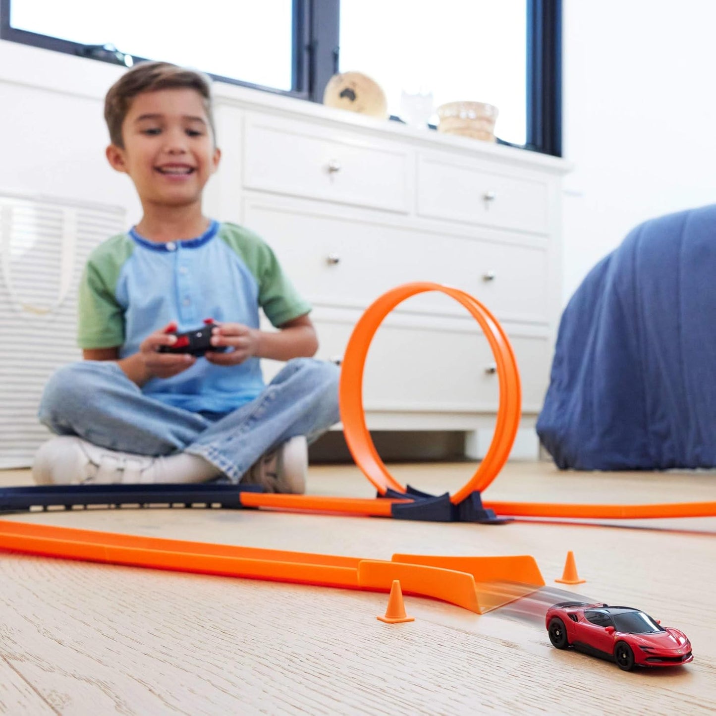 Carrinho de brinquedo Hot Wheels RC, Ferrari SF90 Stradale Assetto Fiorano com controle remoto na escala 1:64, para corridas dentro e fora da pista, com botão de impulso para aumentar a velocidade, JGD09