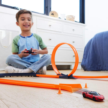 Carrinho de brinquedo Hot Wheels RC, Ferrari SF90 Stradale Assetto Fiorano com controle remoto na escala 1:64, para corridas dentro e fora da pista, com botão de impulso para aumentar a velocidade, JGD09