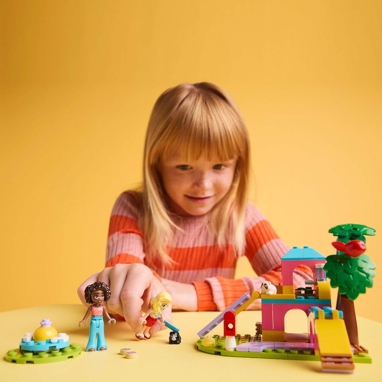 LEGO Conjunto de playground de cobaia Friends, conjunto de brinquedo de construção para meninas de 6 anos ou mais, inclui 2 minibonecas e 2 figuras de animais para brincadeiras imaginativas