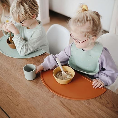Mushie Babador de Silicone Baby | Babadores Impermeáveis com Ajuste Perfeito | Babadores Fáceis de Limpar para Alimentação do Bebê | 4 Tamanhos Ajustáveis com Bolsos Frontais Fundos | 100% Livre de BPA e Ftalatos