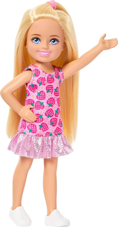 Barbie Boneca Club Chelsea, tamanho pequeno, 15 cm, com cabelo loiro, vestido removível com estampa de morango e sapatos, JJB33