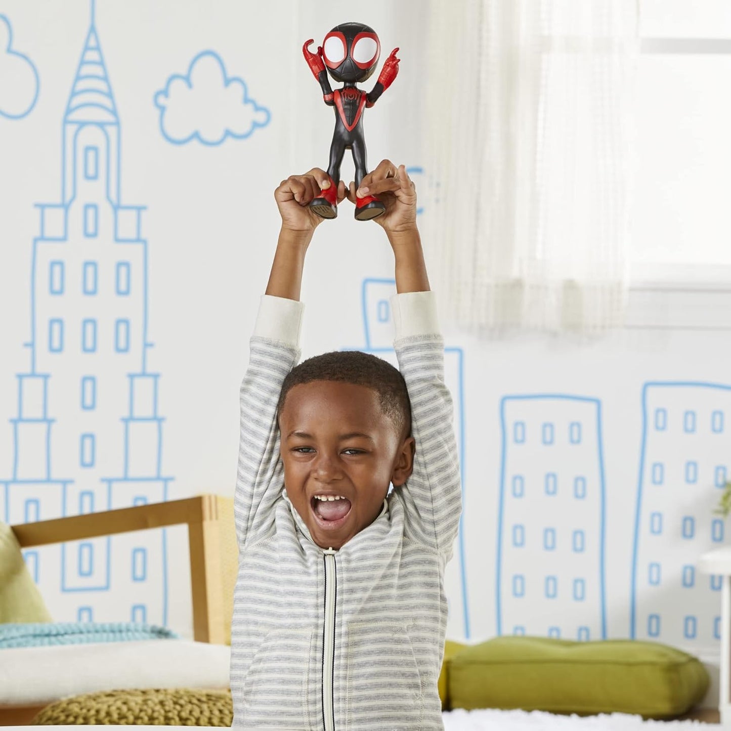 Figura de ação gigante do Miles Morales de 25 cm da Marvel Spider-Man e seus Amigos Incríveis, brinquedo colecionável grande e fácil de posicionar para crianças a partir de 3 anos.