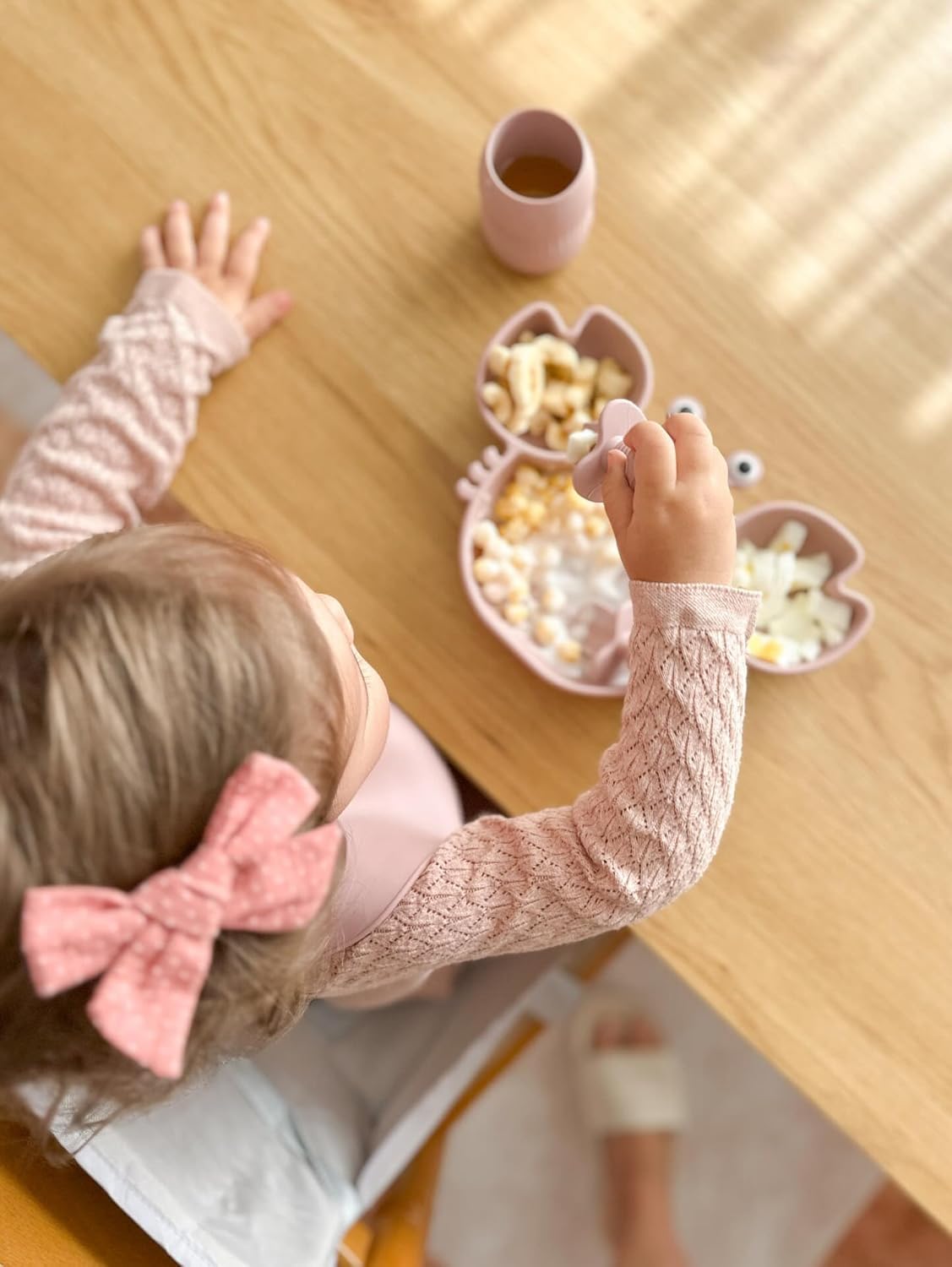 PandaEar Prato de silicone com ventosa + copo de transição + colher e garfo para alimentação infantil, prato dividido com ventosa para bebês e crianças pequenas, conjunto de itens para alimentação infantil, cor rosa caranguejo