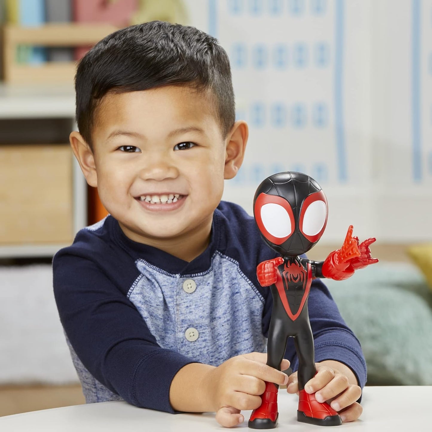 Figura de ação gigante do Miles Morales de 25 cm da Marvel Spider-Man e seus Amigos Incríveis, brinquedo colecionável grande e fácil de posicionar para crianças a partir de 3 anos.