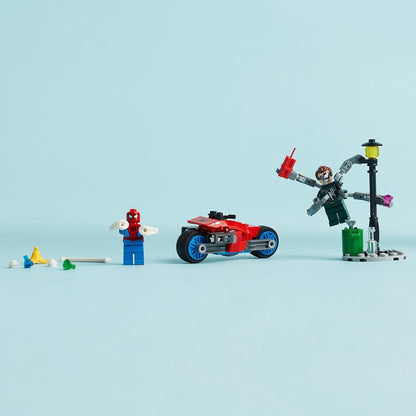 Persecución en motocicleta LEGO Marvel: Spider-Man vs. Doc Ock, juguete de construcción de motocicletas para niños, niños y niñas a partir de 6 años con Stud Blasters, Web Shooters y 2 minifiguras incl. Araña, regalos de superhéroe 76275