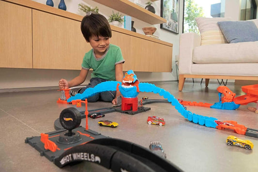 Hot Wheels City Wreck &amp; Ride Gorilla Attack con 1 auto Hot Wheels, se conecta a otros juegos, tema de gasolinera, regalo para niños a partir de 4 años, HDR30