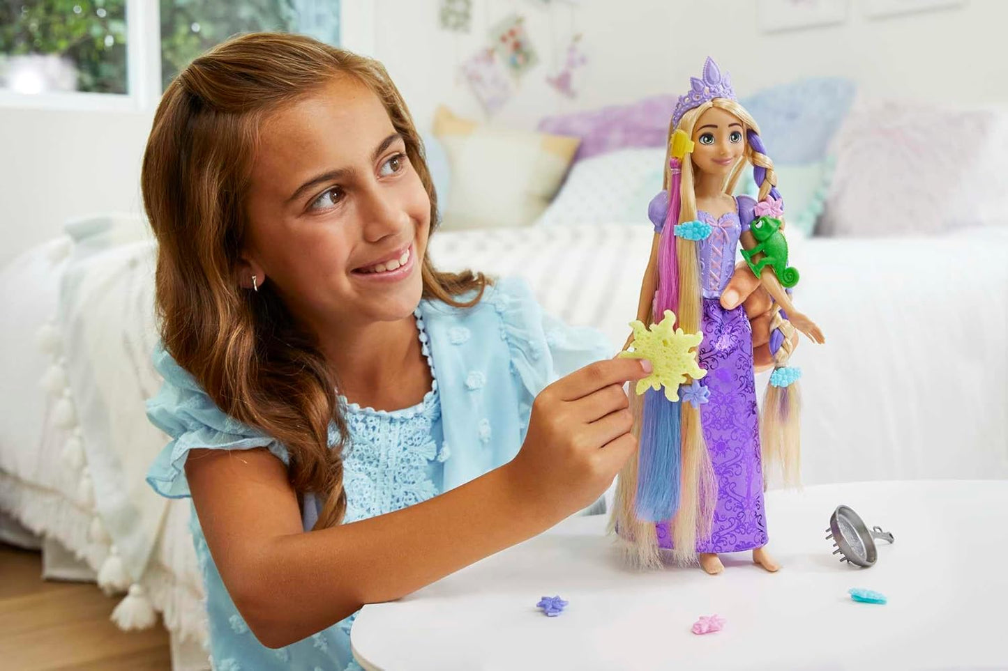 Boneca Rapunzel Disney Princess com apliques de cabelo que mudam de cor e acessórios de penteado