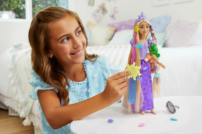 Boneca Rapunzel Disney Princess com apliques de cabelo que mudam de cor e acessórios de penteado