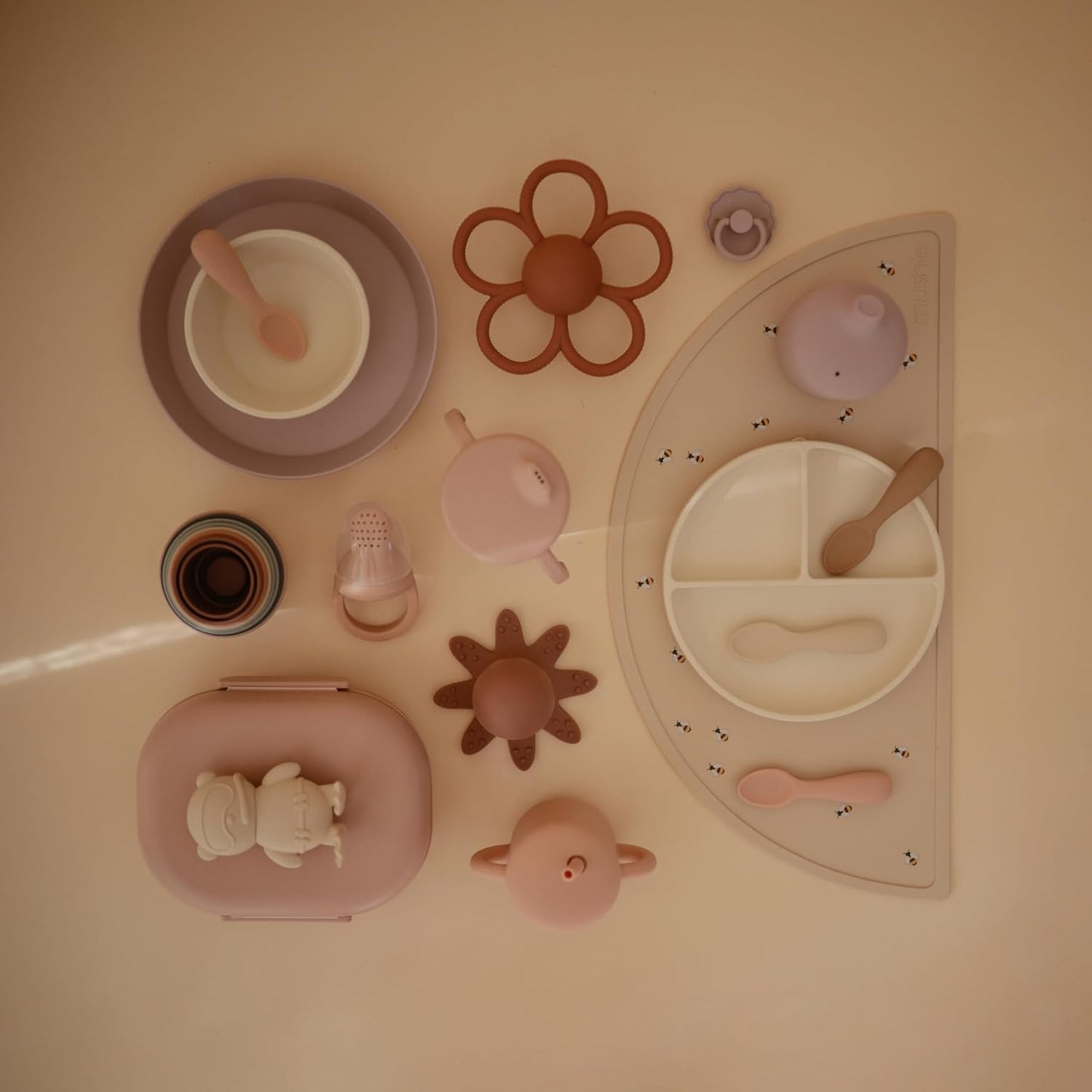 Mushie Lancheira | Lancheira Infantil para Jardim de Infância e Escola | Divisórias e Compartimentos com Tampas Traváveis | Inclui 1 Conjunto de Talheres (Garfo e Colher) | (Rosa Claro)