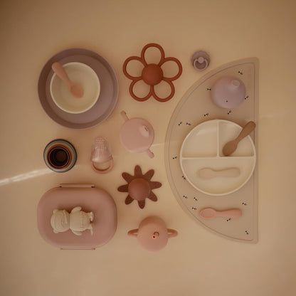 Mushie Lancheira | Lancheira Infantil para Jardim de Infância e Escola | Divisórias e Compartimentos com Tampas Traváveis | Inclui 1 Conjunto de Talheres (Garfo e Colher) | (Rosa Claro)