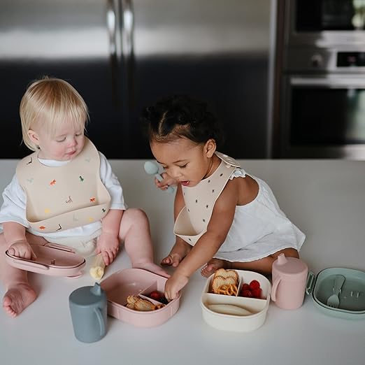 Mushie Babador de Silicone Baby | Babadores Impermeáveis com Ajuste Perfeito | Babadores Fáceis de Limpar para Alimentação do Bebê | 4 Tamanhos Ajustáveis com Bolsos Frontais Fundos | 100% Livre de BPA e Ftalatos