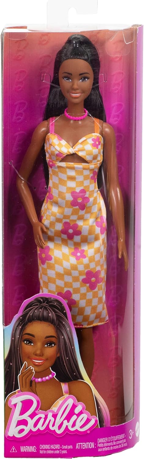 Barbie Boneca Fashionistas nº 233 com cabelo preto, vestindo vestido midi xadrez laranja e rosa com flores, colar e sandálias, HYT91