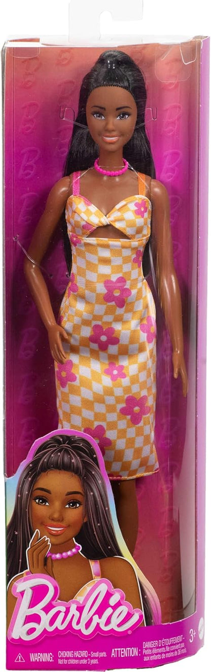 Barbie Boneca Fashionistas nº 233 com cabelo preto, vestindo vestido midi xadrez laranja e rosa com flores, colar e sandálias, HYT91