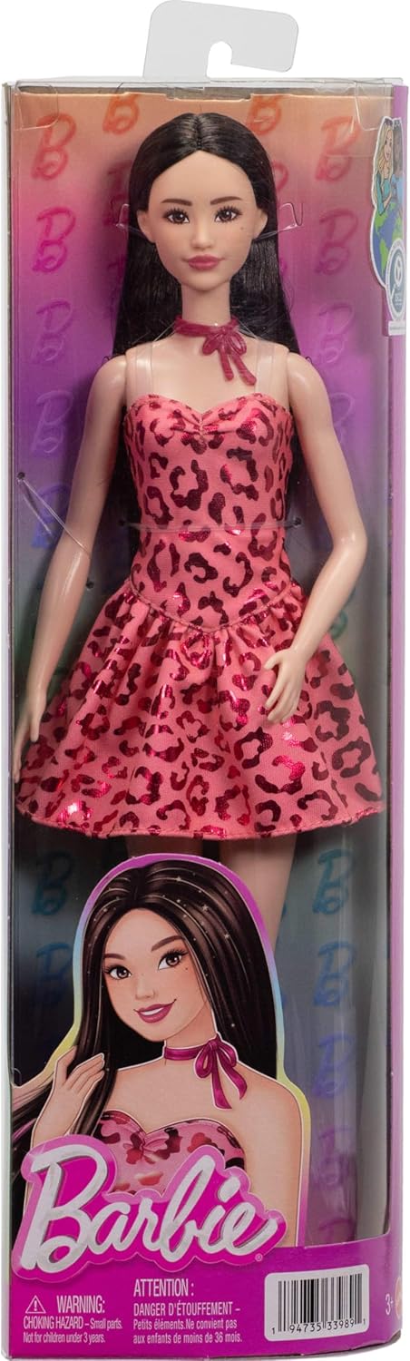 Barbie Boneca Fashionistas nº 246 com cabelo preto, vestido tomara que caia rosa com estampa de leopardo e acessórios como colar e botas, JJN59