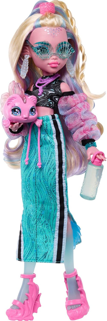 Monster High Boneca Lagoona Blue, com top cropped e saia maxi esportiva, acompanhada de seu peixinho de estimação Neptuna e 7 acessórios como óculos de sol em formato de concha, lanche e bolsa. JHK33