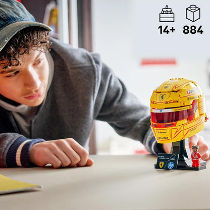 LEGO Capacete Editions Scuderia Ferrari HP Lewis Hamilton - Produto Oficial de F1 - Kit de Modelo para Exibição com Minifigura Colecionável - Presente para Meninos a partir de 14 Anos e Fãs Adultos de Automobilismo