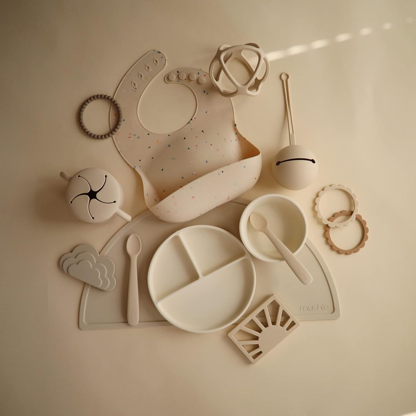 Mushie Tapete de silicone para crianças | Design antiderrapante | Material: Silicone de qualidade alimentar | Fácil de limpar e resistente a manchas | Livre de BPA e ftalatos (Areia movediça)
