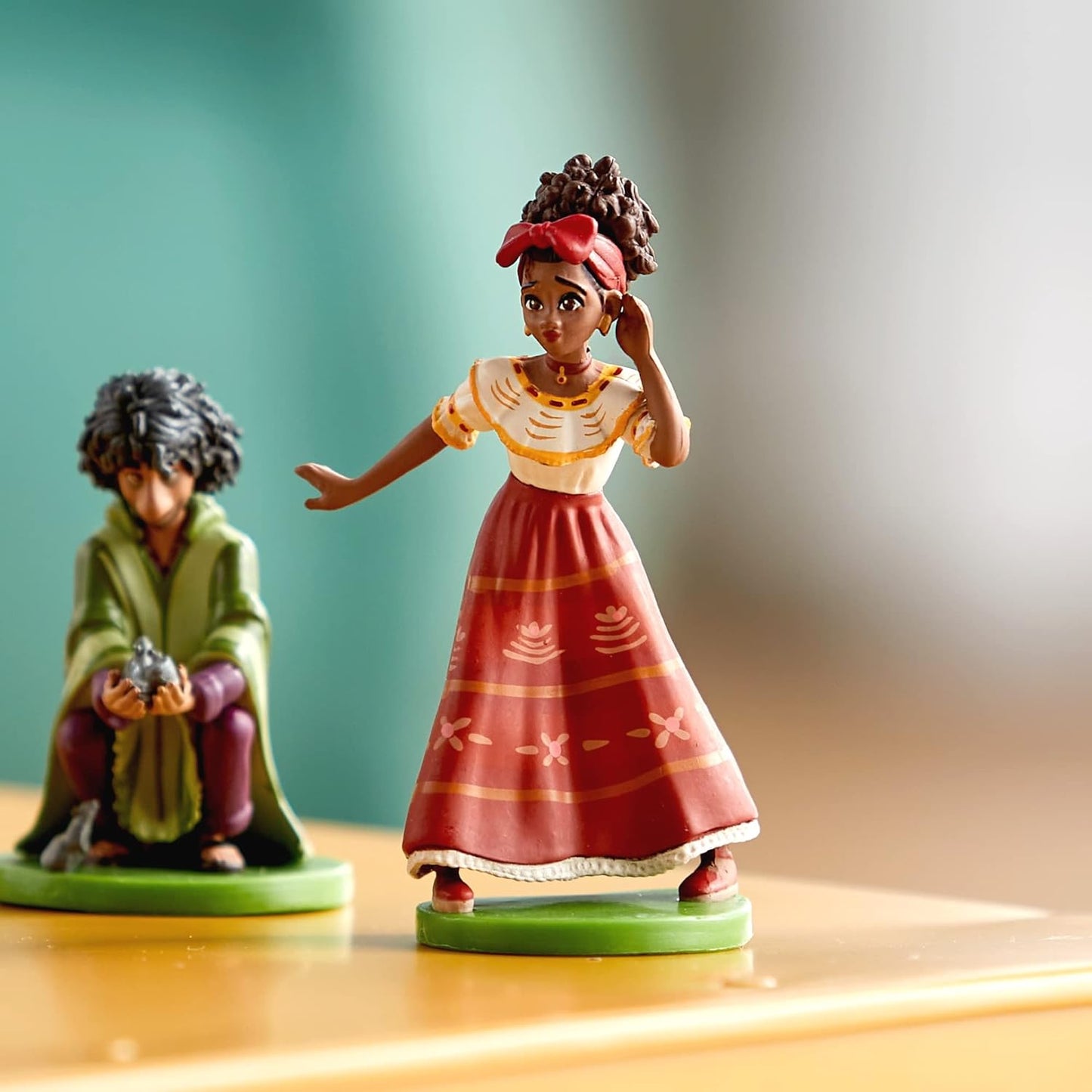 Disney Store Playset oficial de estatuetas Encanto Deluxe, Encanto, 9 peças, figuras detalhadas do Encanto, incluindo Mirabel, Dolores, Camilo, Bruno, Antonio, Luisa, Isabela, Julietta e Pepa, para maiores de 3 anos