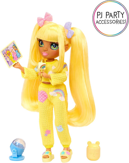 Rainbow High Junior High PJ Party - Sunny (amarillo) - Muñeca articulada de 9" con mameluco suave, pantuflas y accesorios de juego - Juguete para niños pequeños - Ideal para edades de 4 a 12 años