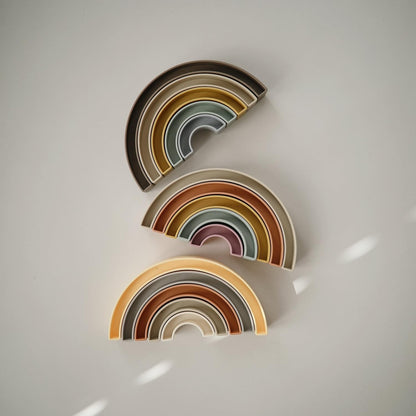 Mushie Brinquedo Rainbow Stacker | Conjunto de 5 peças para classificação e aprendizado | Idade recomendada: 6+ meses | Fabricado na Dinamarca (Hillside)