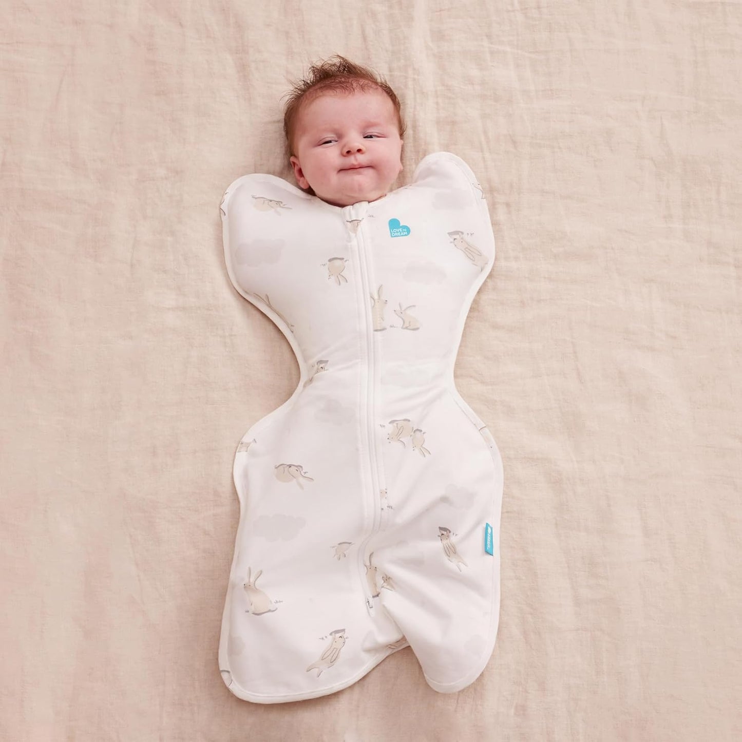Love To Dream™ Swaddle UP™, Recém-nascido 2,2-3,8 kg - Coelhinhos das Nuvens, Ajuste Perfeito, Favorece uma Rotina de Sono Saudável, 1.0 Tog para Temperaturas de 20-24°C, Algodão Elástico Lavável à Máquina, 2 Zíperes,