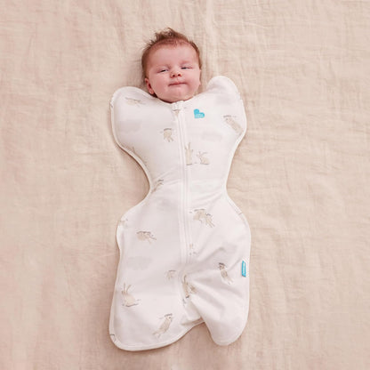 Love To Dream™ Swaddle UP™, Recém-nascido 2,2-3,8 kg - Coelhinhos das Nuvens, Ajuste Perfeito, Favorece uma Rotina de Sono Saudável, 1.0 Tog para Temperaturas de 20-24°C, Algodão Elástico Lavável à Máquina, 2 Zíperes,