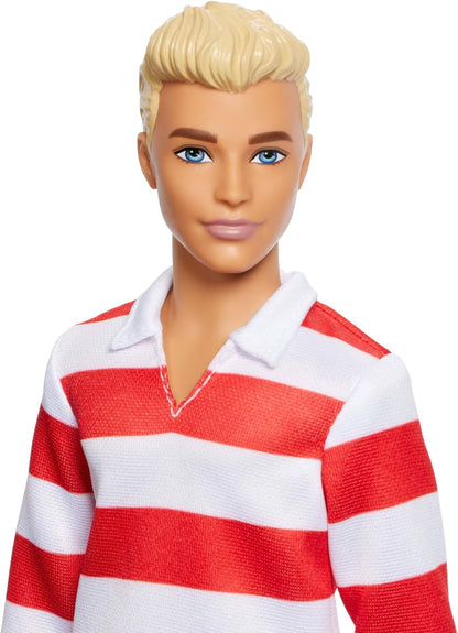 Barbie Fashionistas Ken Boneco #241 com cabelo loiro vestindo camisa polo listrada vermelha e branca com shorts rosa, meias brancas e tênis, HYV01