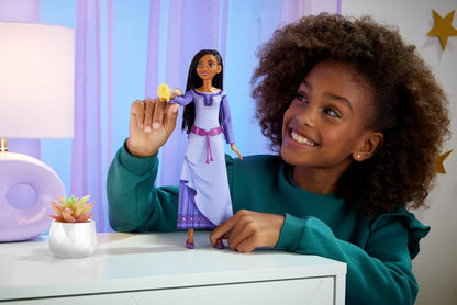 Mattel Disney Wish cantando Asha da boneca fashion e figura de estrela de Rosa, móvel com roupas removíveis, canta recorte de música do filme em alemão HVX68