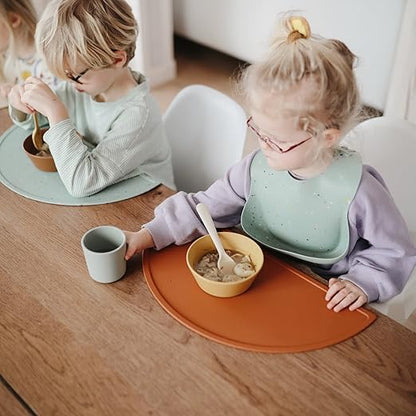Mushie Babador de Silicone Baby | Babadores Impermeáveis com Ajuste Perfeito | Babadores Fáceis de Limpar para Alimentação do Bebê | 4 Tamanhos Ajustáveis com Bolsos Frontais Fundos | 100% Livre de BPA e Ftalatos